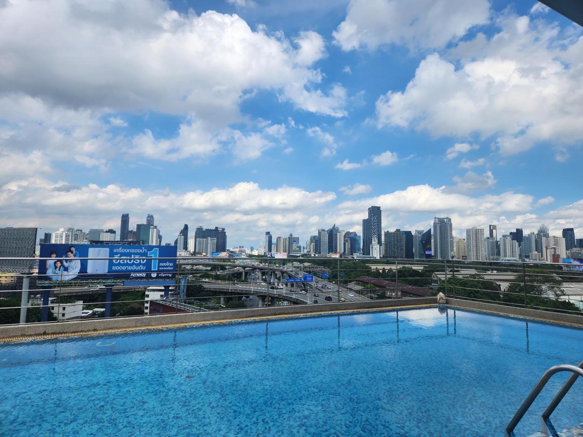 Interchange Tower Serviced Apartment - Sha Extra Plus Bangkok Exterior photo